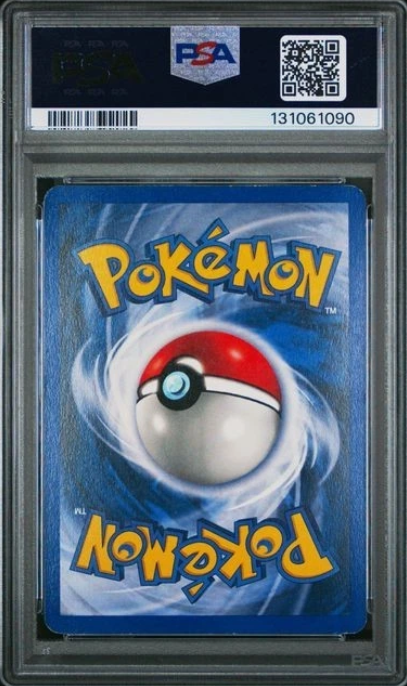 Bagsiden af Charizard, Base Set, PSA 5. Se på alle fire kanter. Refleksioner og holderen kan gøre detaljer svære at vurdere på et foto.